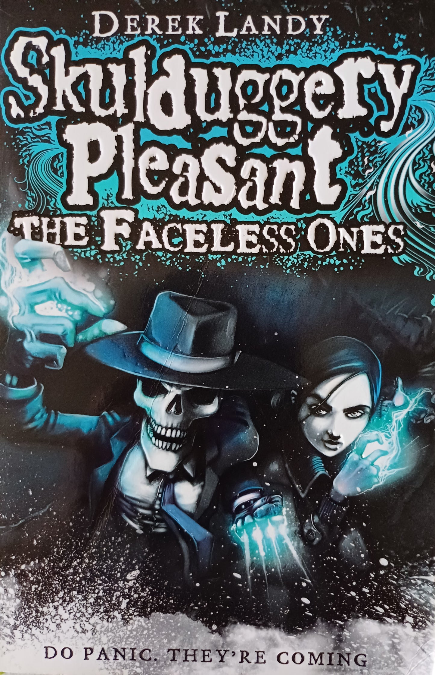 The faceless ones - Derek Landy (Skulduggery Pleasant #3)